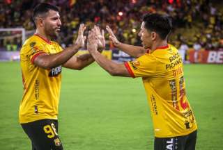 Sergio Agüero (izq.) junto a Matías Oyola en el estadio Monumental.