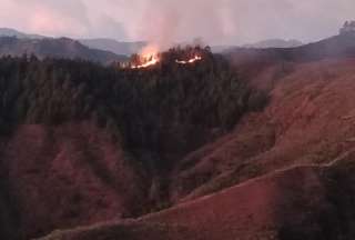 Las autoridades y equipos de emergencia trabajan para controlar el incendio que ha afectado a 345 hectáreas desde su inicio el pasado 23 de agosto.