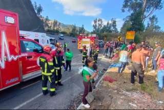 El Cuerpo de Bomberos confirmó el fallecimiento de ocho personas en un grave accidente en la vía Pifo - Papallacta.