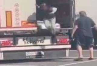 Un camionero que obligó a bajar de su camión a latigazos a un grupo de mujeres migrantes que se habían subido al remolque del vehículo.