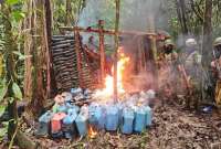 Militares localizaron un área de almacenamiento de insumos utilizados en el procesamiento de estupefacientes.