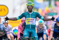 En la etapa 8 del Tour de Francia 2024, Biniam Girmay de Intermarché-Wanty se llevó la victoria tras un sprint impresionante. 