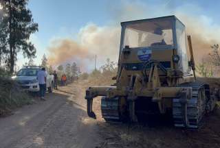 El incendio en Quilanga devasta más de 4 600 hectáreas. La ayuda internacional, incluyendo el apoyo aéreo de Perú, se moviliza para contener la catástrofe.