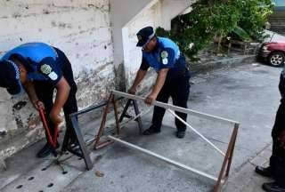 En un operativo, el Municipio de Guayaquil retiró de las aceras insumos y espacios utilizados para el consumo de drogas. 