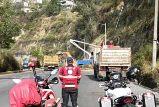 Los Bomberos apoyan en la remoción de los escombros, tras el incendio registrado en Guápulo.