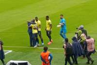 Enner Valencia, William Pacho, Félix Torres y Hernán Galíndez fueron algunos de los que abrazaron a Alfaro.