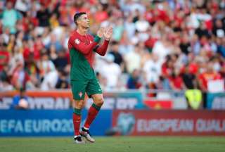 Un joven saltó a la cancha para abrazar a Cristiano Ronaldo