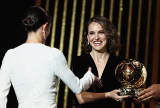 Natalie Portman entregó el Balón de Oro femenino