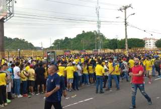 Hinchas se quedaron fueron del estadio Monumental con entradas en la mano